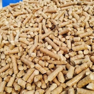 O comprimento diferente marca a pelota de madeira da serragem pressionada natural