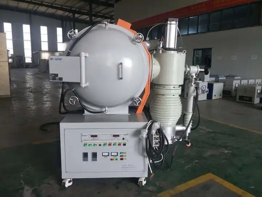 Uma fornalha do vácuo usada em uma fábrica para as peças de metal da aglomeração na alta temperatura