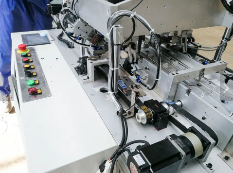 Máquina descartável totalmente automático da máscara para produzir máscaras adultas